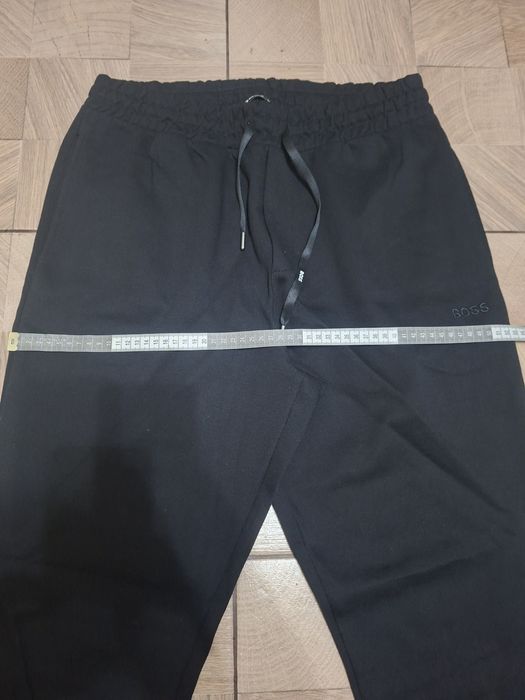 Trening Boss pentru bărbați ,nou cu etichetă,de culoare negru și alb