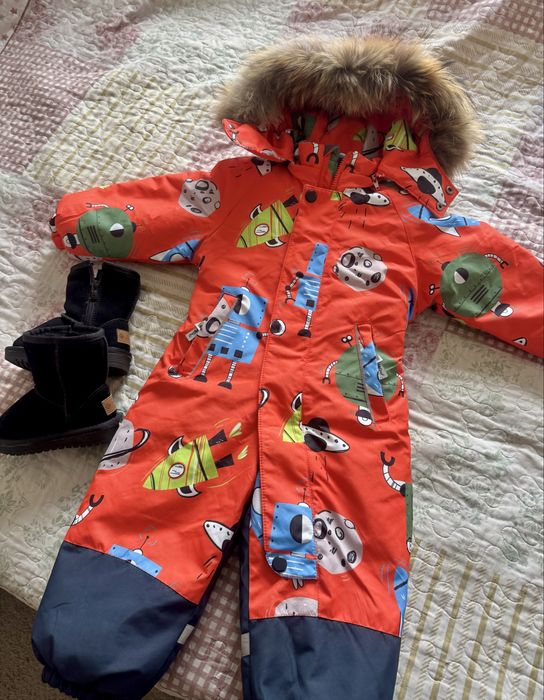 Зимний комбинезон и угги