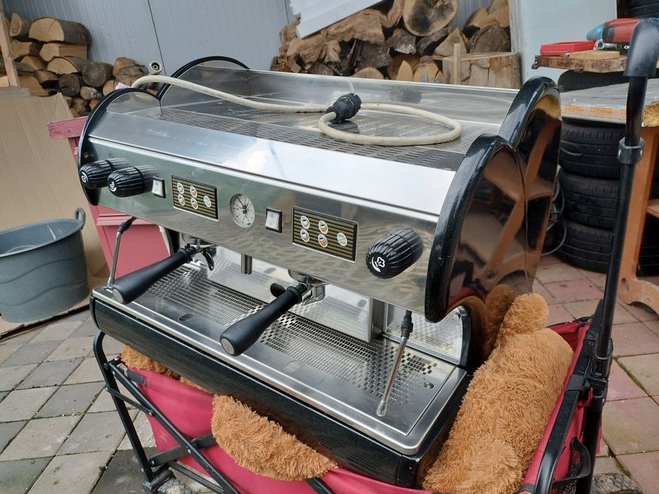 Vând expresor de cafea industrial.