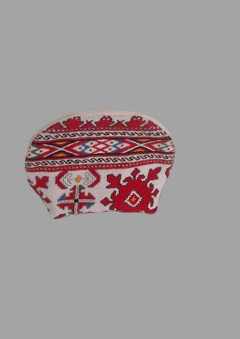 Ръчно бродиран несесер с български шевици