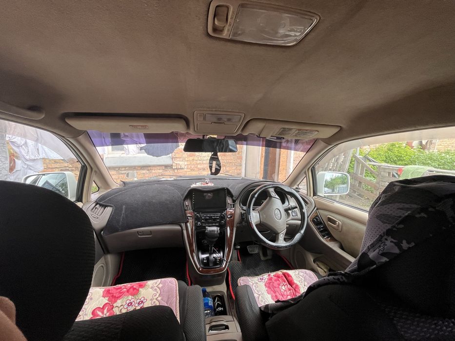 Машина Toyota Harrier