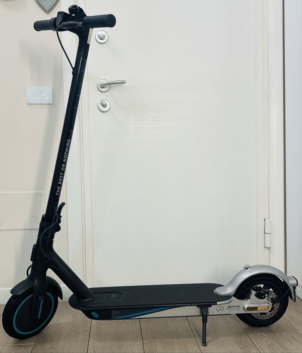 Trotineta electrica Xiaomi Mi e-Scooter Pro 2: Mercedes AMG Petronas F1 Team Edition, putere motor 300 W, autonomie 45 Km, viteza maxima 25 Km/h