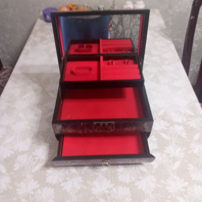 Продаётся шкатулка-косметичка