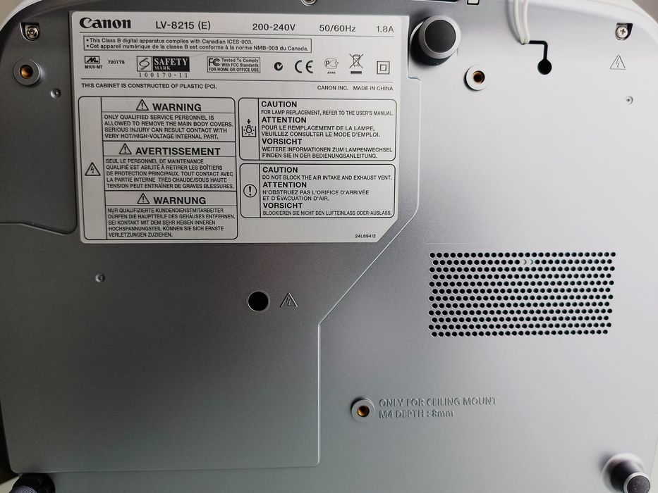 Proiector LCD Canon LV-8215. Doar 3 ore lampă – stare foarte bună