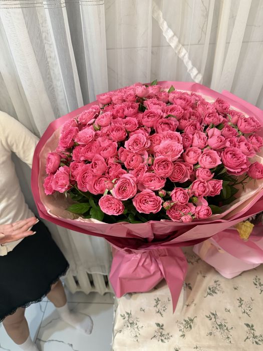 Красивый и свежий букет кустовых роз