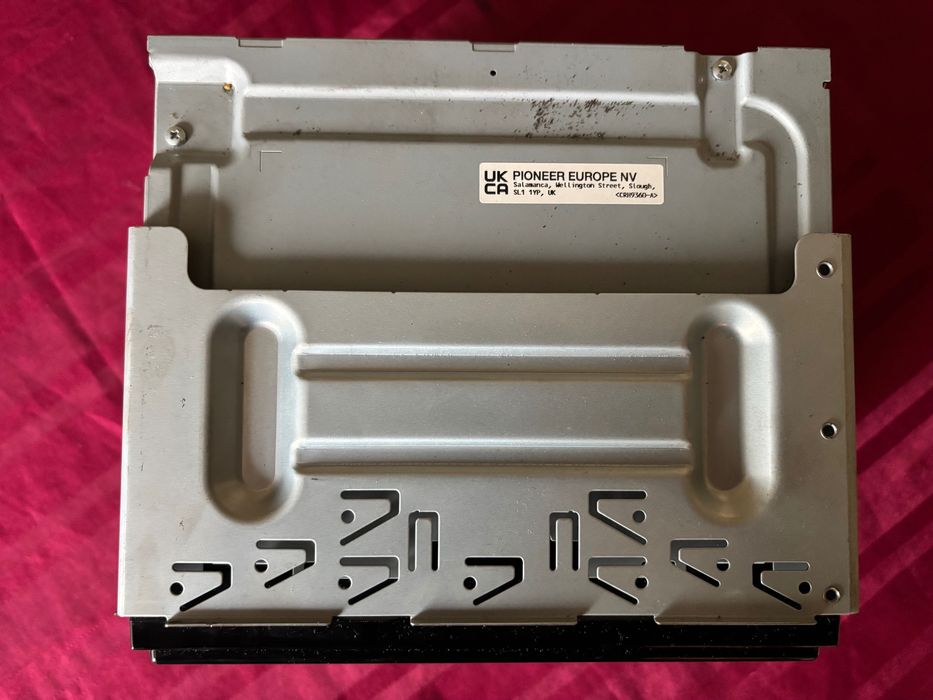 Продавам мултимедия Pioneer DMH-G220BT – използвана 1 годинa.