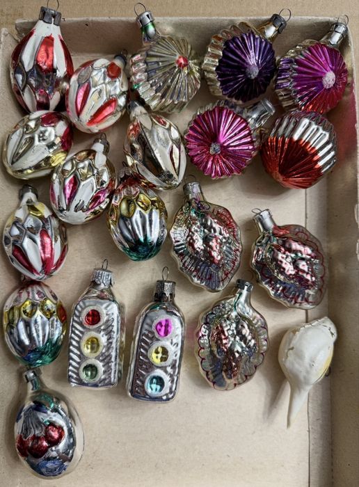 Globuri vechi pentru bradul de Crăciun.