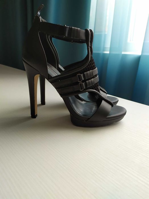 Черни високи обувки на BCBG Maxazria