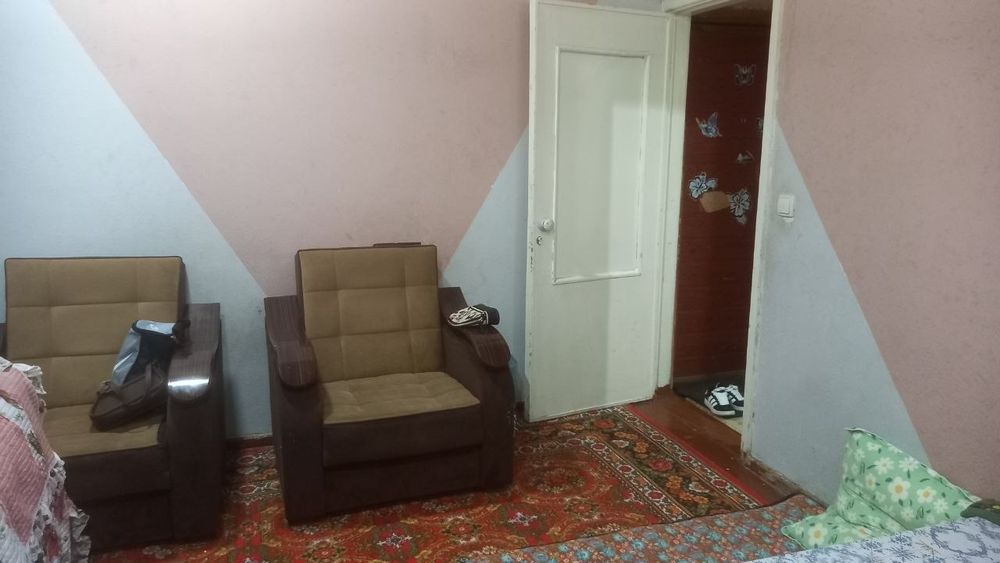 Продам чиланзар 6 . Двух комнатная.  Балкон 1,5*3