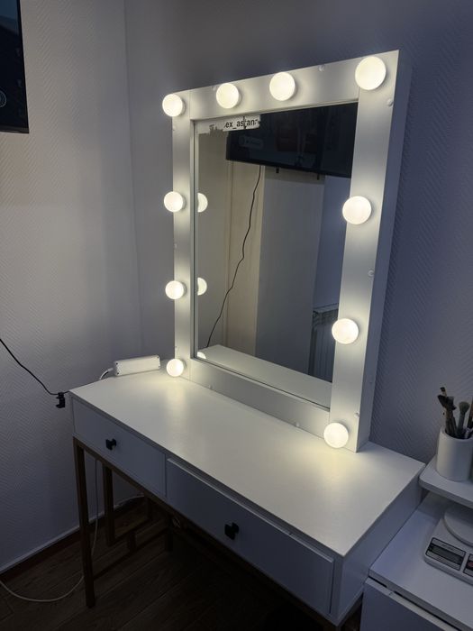 Стол визажный с подсеткои