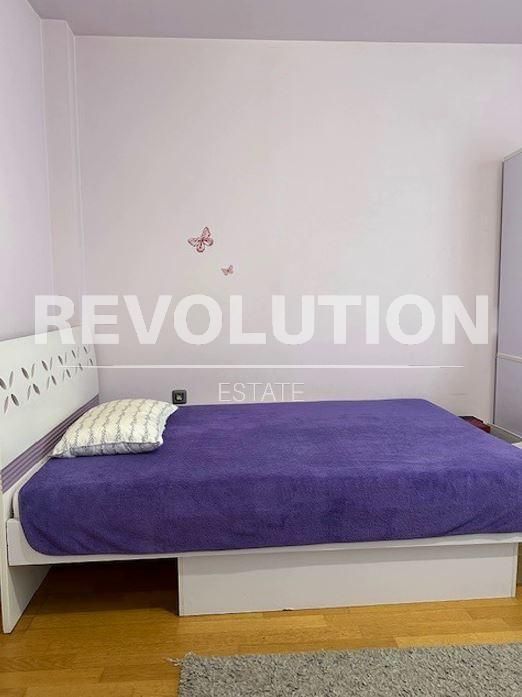 Дава се под наем Тристаен апартамент в Варна, Център - 100 кв.м за 847.62 € - Снимка #3