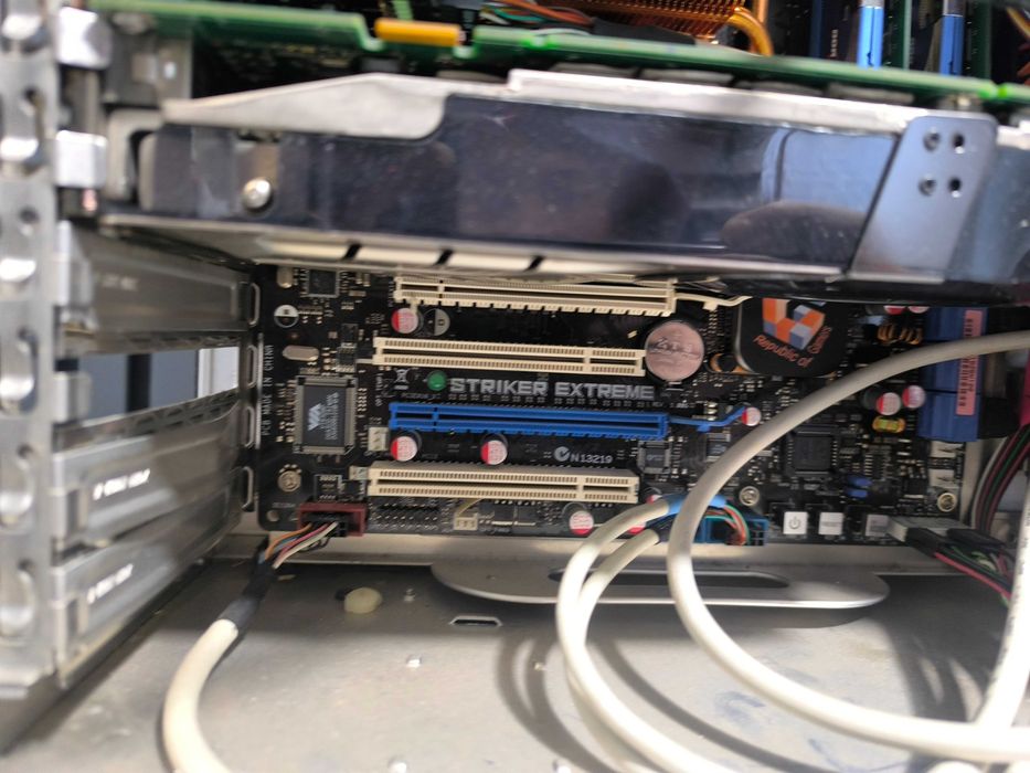 Sistem PC Desktop Gaming ASUS Striker Extreme, GeForce 8800,Antec 520W