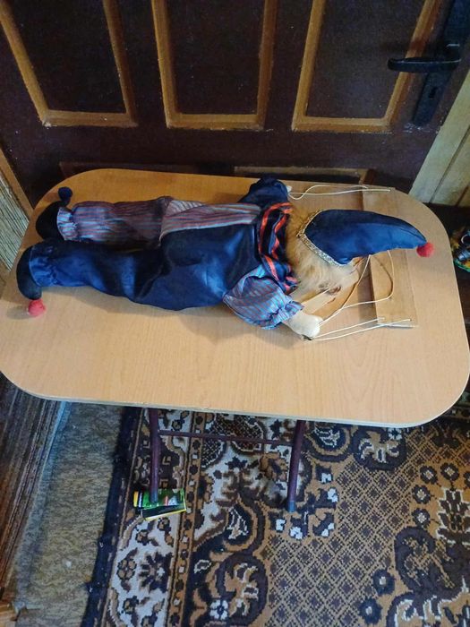 Стар  порцеланов люлеещ се клоун