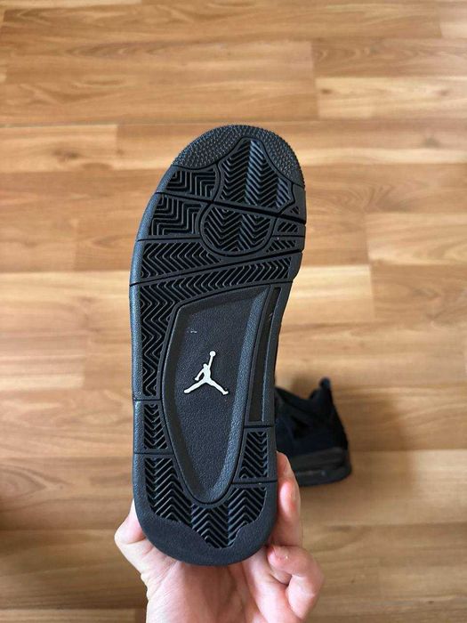 Sneakers Jordan4 cu eticheta (nu Nike, Gucci, Adidas, Balenciaga)