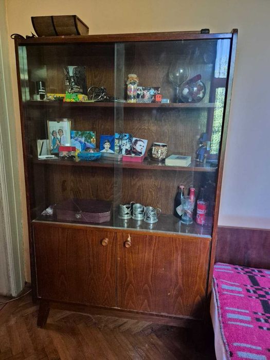 Vitrina lemn masiv - mobilier vintage colectionari