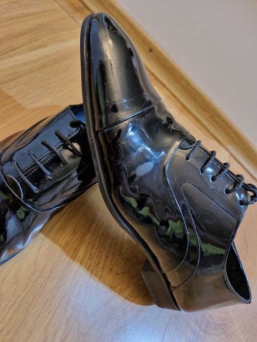 Pantofi lucioși de piele