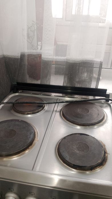 Прожаю электро плиту