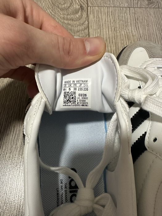 Adidas Samba noi cu eticheta
