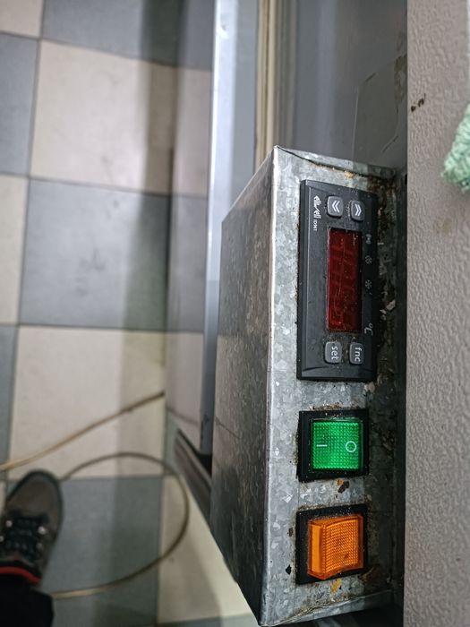 Холодильная витрина рабочая.