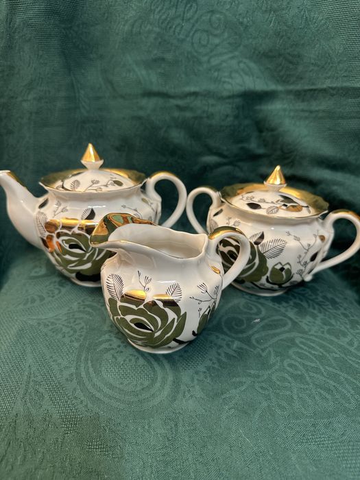 Руски Чайник и каничка/латиера  и захарница  “Вербилки” Златна роза