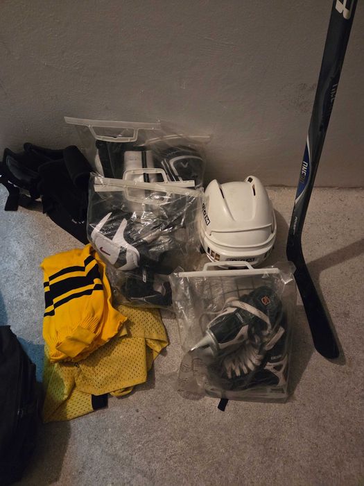 Echipament hochei copil 4-7 ani (casca patine crosa manusi protectii)