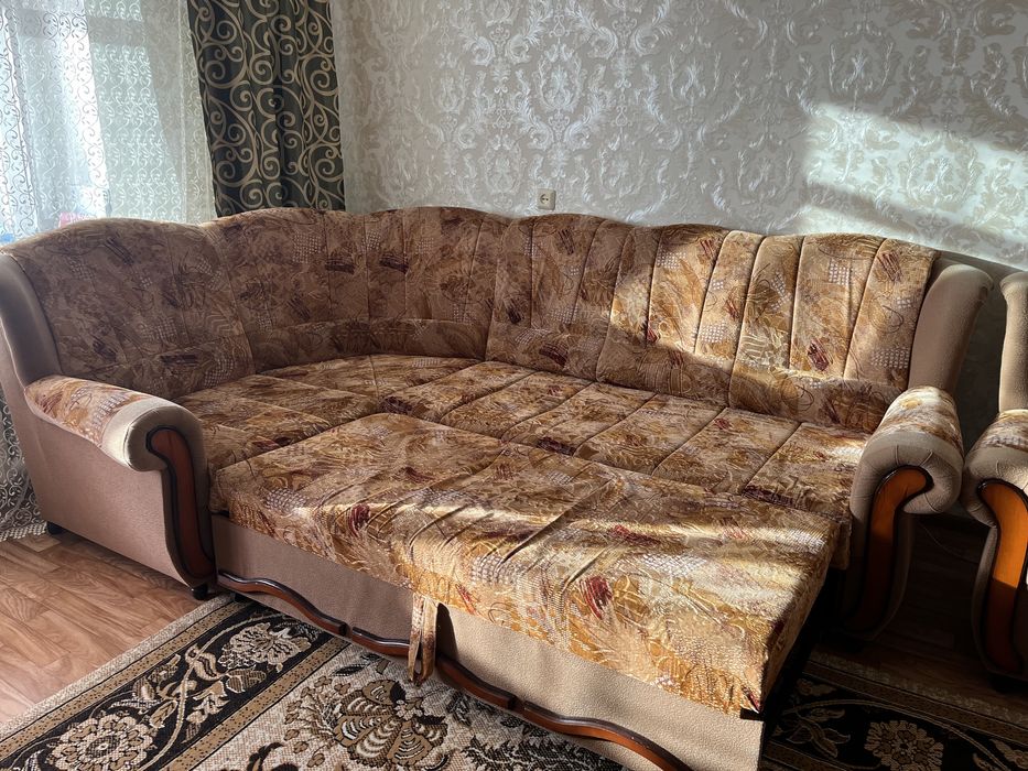 Продам угловой, двуспальный диван и кресло