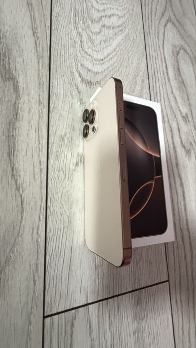 Vand iPhone 16 Pro Max desert titanium.