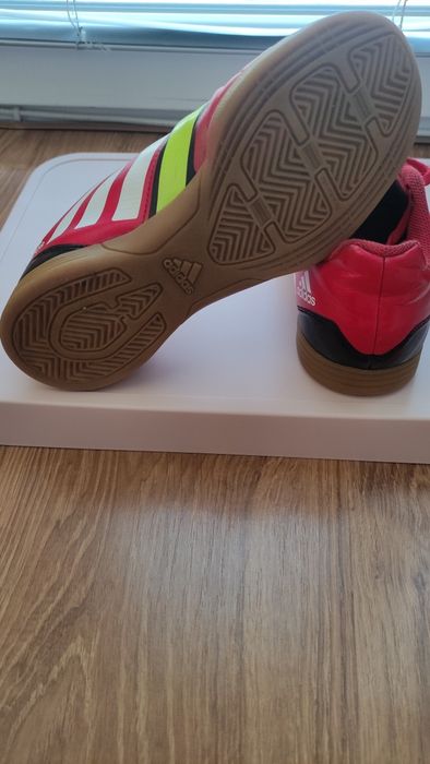 Адидас футболни маратонки 35 номер