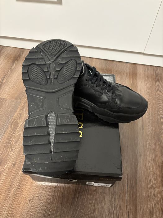 Продавам маратонки Guess