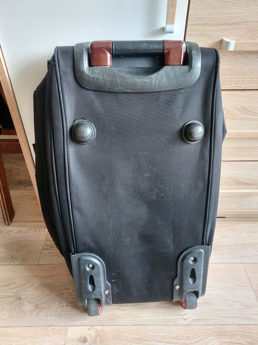 Продам чемодан на колёсах
