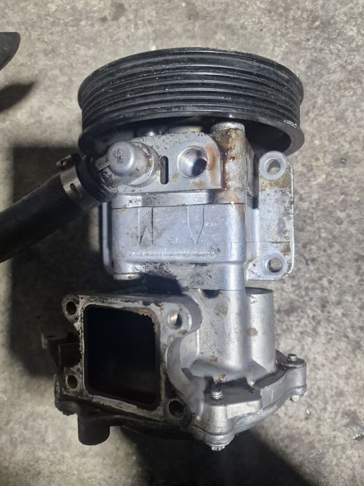 Pompa servodirectie cu pompa apa Bmw Seria 3 e 90 motor 2.0 benzina,