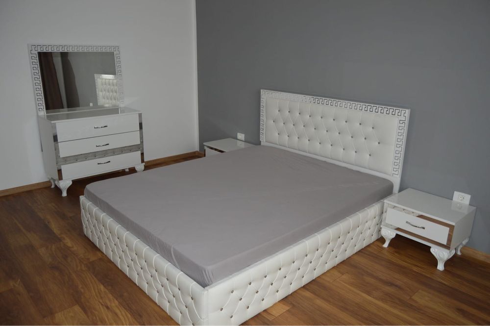 Vand apartament utilat mobilat .