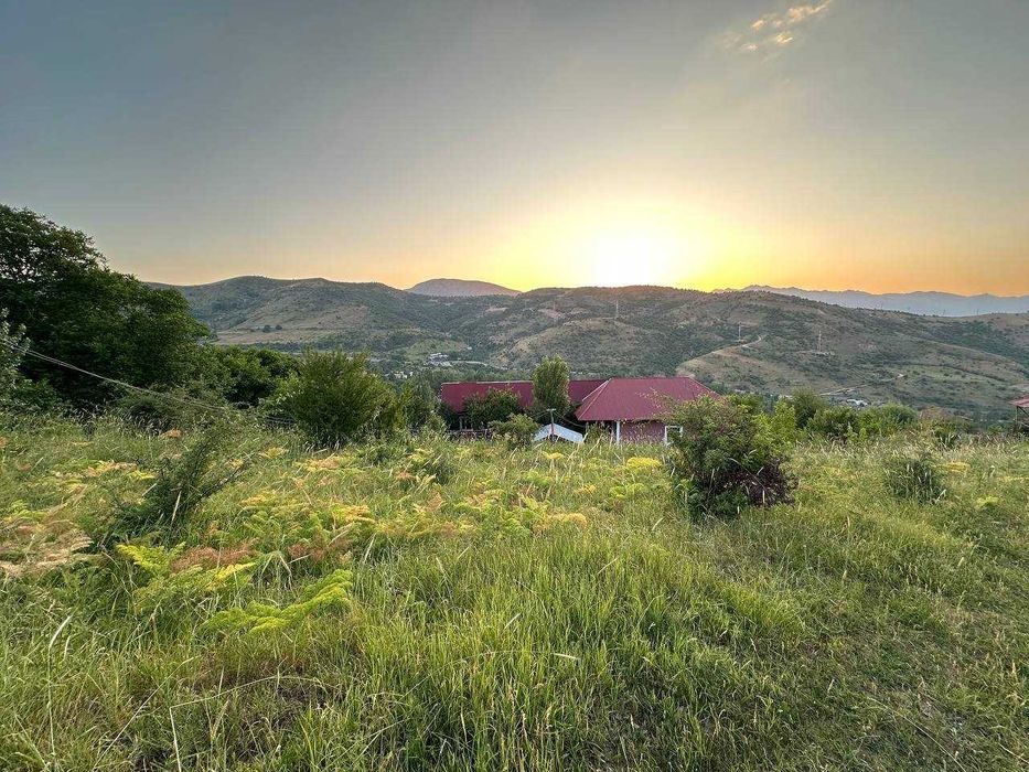 ЧИМГАН ,дом продаётся с большим участком и хорошей локацией