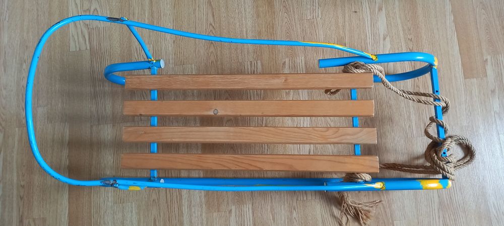 Метална шейна с дървена седалка