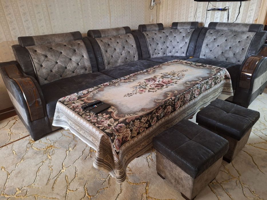 Уголок стол сотилади