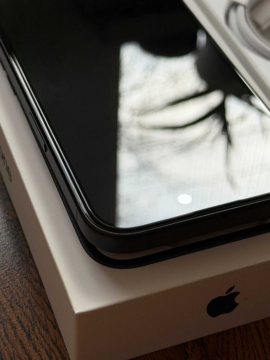 iPhone 15 256GB – Отлично състояние + много аксесоари