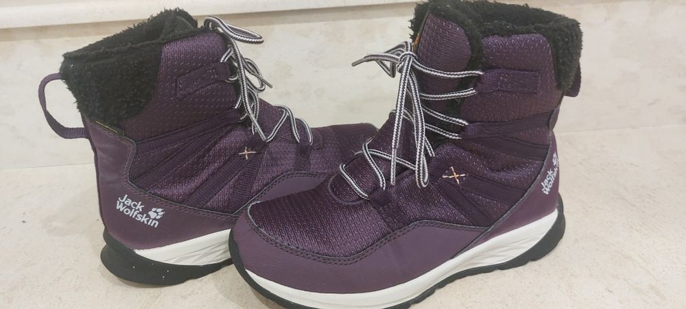 Детски зимни боти за момиченце.