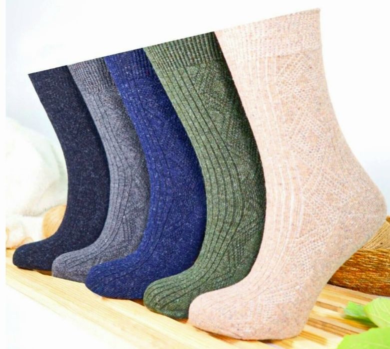 Set 3 articole ideale CADOU Papuci,ciorapi,căciula NOI cu eticheta