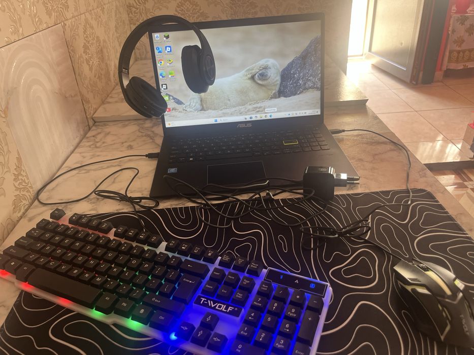 Laptop Asus VivoBook E510MAB+accesorii de gaming