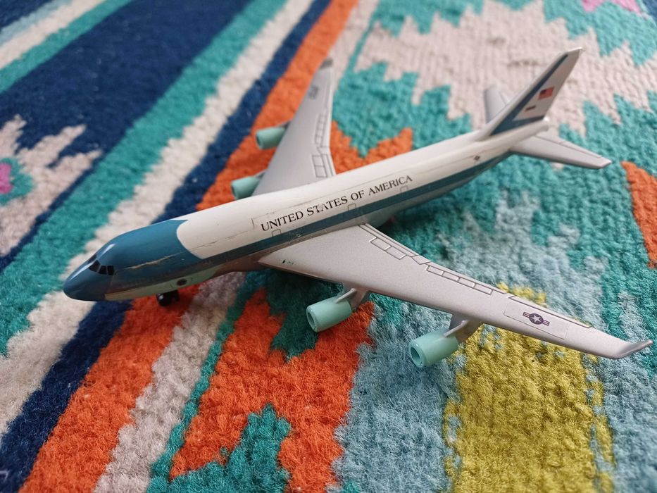 macheta avion jucarie