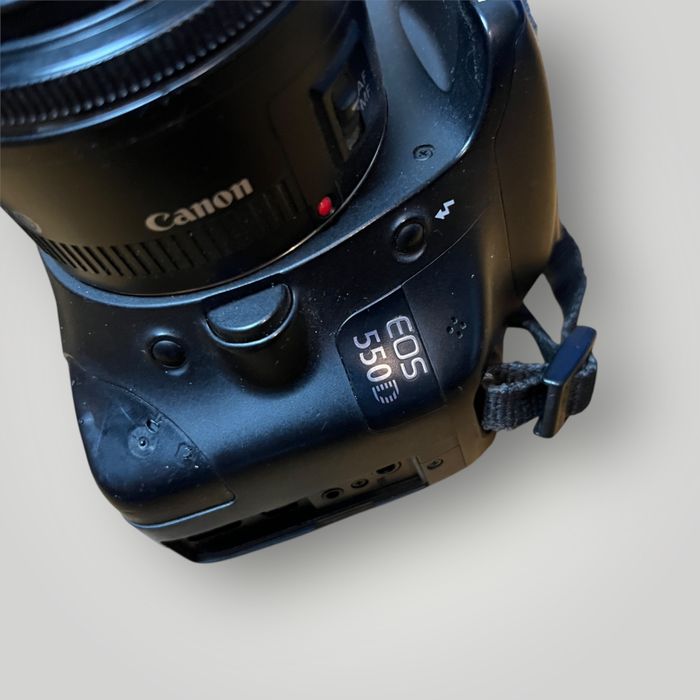 Продавам Canon 550D  + Обектив + Батерия + Зарядно