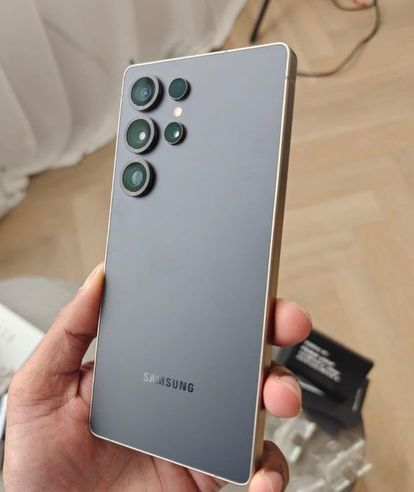 Като нов Samsung S25 Ultra, гаранция