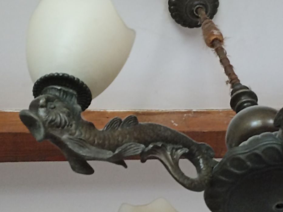 Продавам старинен полилей