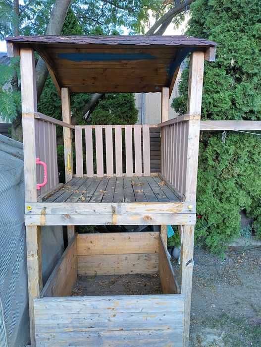 Loc de joaca cu loc de leagane