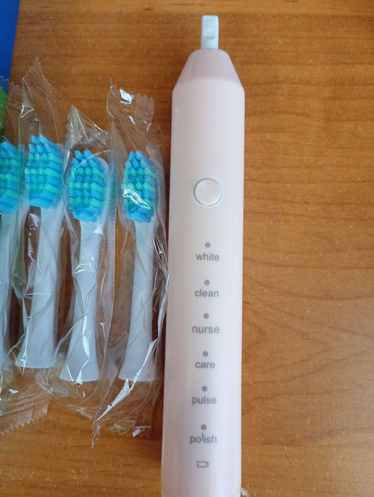 Perie electrică cu vibrații, 6 moduri, 4 periuțe, roz – Nouă