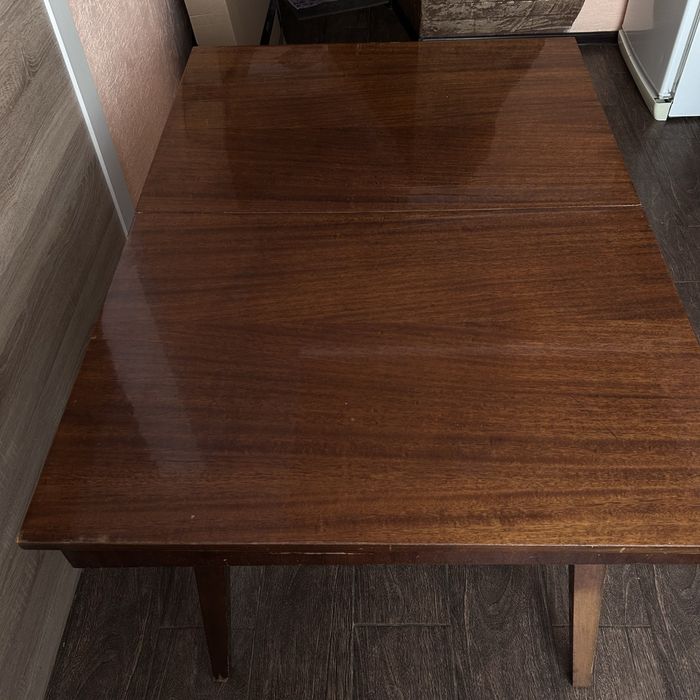 Стол деревянный,лаковый