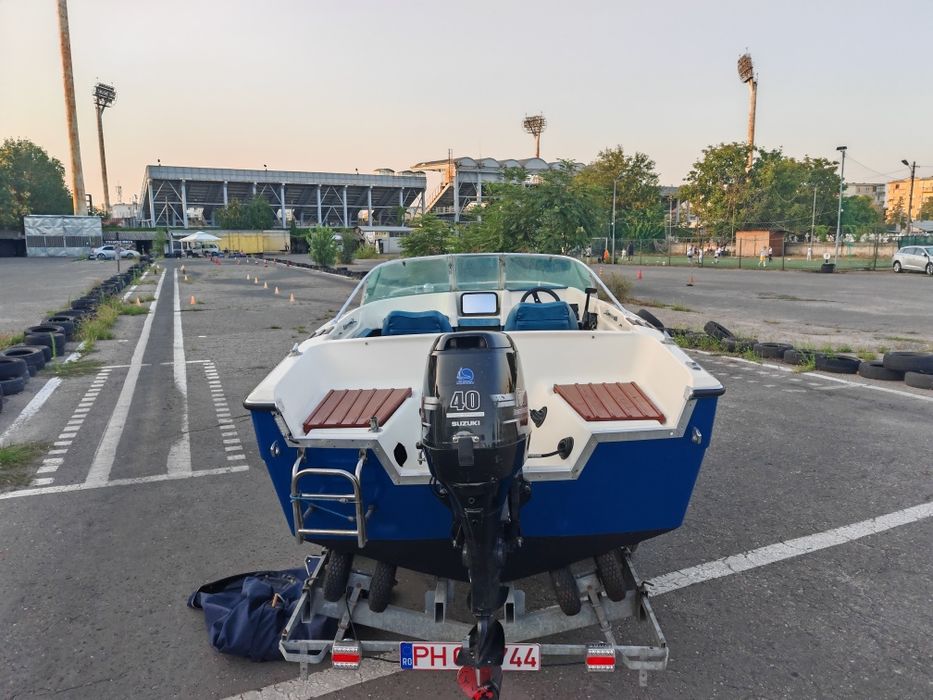 Vând Barca cu motor și peridoc