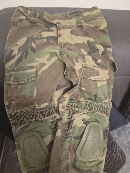 Pantaloni Airsoft Invader Gear cu genunchiere Marime S