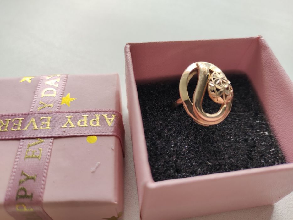 Продам золотои кольцо