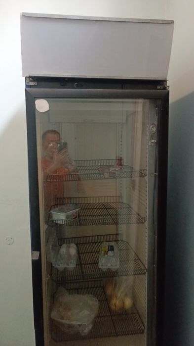 Продается витринный холодильник